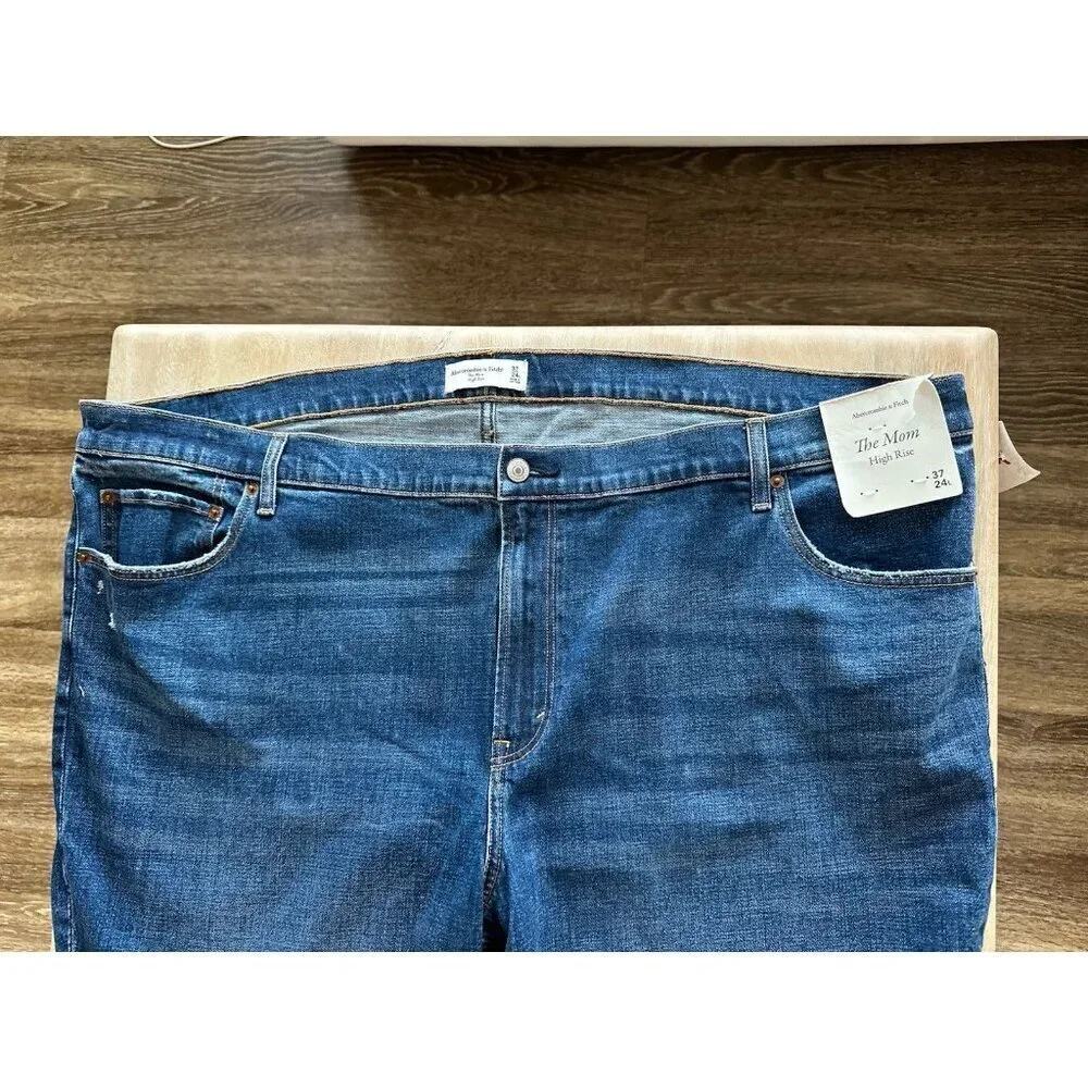 Abercrombie NWT The Mom High Rise Jean Medium Wash Knee Rip Size 37 LONG